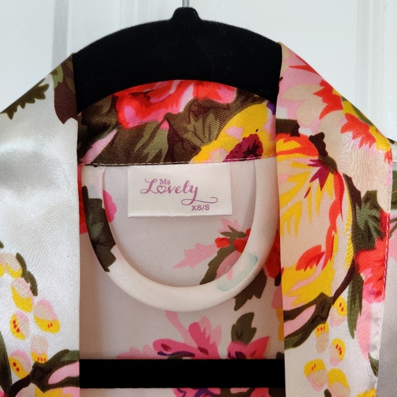 Floral Satin Kimono Bridesmaid Robe with Pockets - Picture 5 of 5